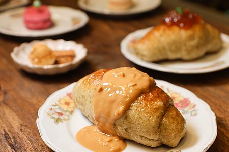 ピーナッツバターやパイナップルジャム、カラスミXO醤などをトッピングした塩バターロールは1つ100元。台湾らしいテイスト！