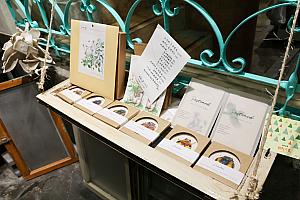 棚には「金弘麻油花生行」以外の商品もさりげなく置かれていました。地元で共にがんばる仲間の商品です。