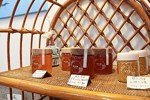 棚には「金弘麻油花生行」以外の商品もさりげなく置かれていました。地元で共にがんばる仲間の商品です。