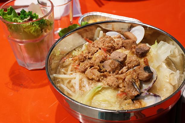 「飯湯」はこの地方の郷土料理。収穫時期は誰もが田んぼに出て人手が足りない……そんな時にさっと作れて、さっとみんなで食べられるこのスープライスが食卓に上がったとか。お祝いの宴会「辧卓」でも振る舞われたそうですよ。