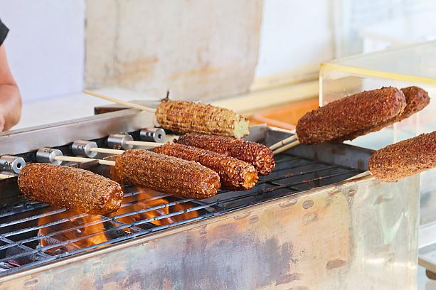 日本の焼きトウモロコシとは異なり、バーベキューソースが分厚くコーティングされた濃厚さ。