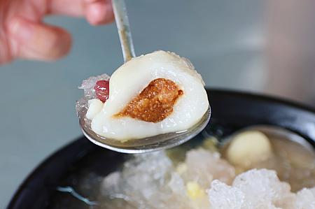 氷をほりほりしてみると、ピーナッツ餡入りのアツアツ団子(湯圓)がこんにちは～！