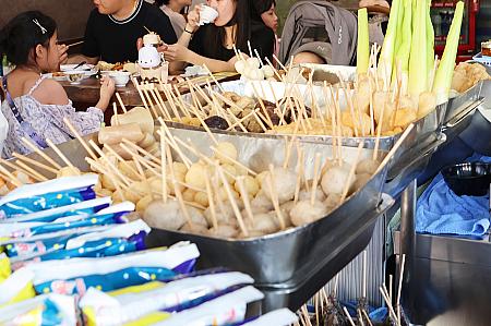 店内は大盛況！2階席はエアコンと圓環を見下ろせる景色付き♪