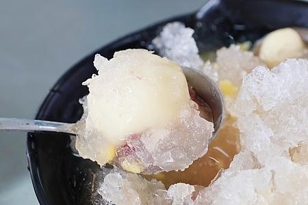 氷をほりほりしてみると、ピーナッツ餡入りのアツアツ団子(湯圓)がこんにちは～！