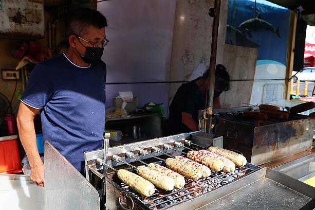 それにしても暑い……。太陽の光とロースターの熱で鬼暑。お店の人の苦労がしのばれます。暑さで朦朧としたナビは、出来上がりの写真をうっかり撮り忘れる失態。でもお味は、おいしゅうございました。