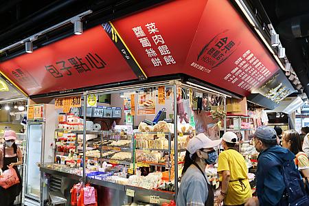 市場入り口にお店を構える「合興糕糰店」。キンモクセイを混ぜたもち米とあんこがオシャレな桂花豆沙粽を発見！ 鬆糕のお店なので、キンモクセイとあんこの組み合わせは、そこからヒントを得ていそうですよね。
