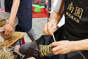 もち米に味付けをして、具材はシンプルに豚肉オンリー！1つ1つ、丁寧につくられるようすを眺めていたら、「食べてみたい！」という気持ちになったナビ。