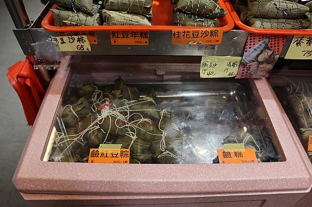 鹹粽って「塩むずび」？具のないちまきか～？と思ったのですが、よ～く見たら「鹼粽」でした。「鹼粽」は、日本では南九州で作られる「あくまき」に似た粽。食感はゆべしのようで、色も黄色い半透明のスイーツちまきですよ～！ちなみに台湾では苗栗など客家人の多い地方で作られる「客家粽」のひとつです。
