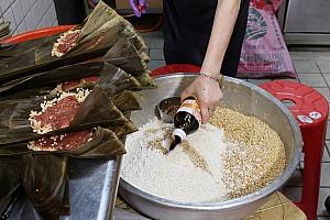 もち米に味付けをして、具材はシンプルに豚肉オンリー！1つ1つ、丁寧につくられるようすを眺めていたら、「食べてみたい！」という気持ちになったナビ。