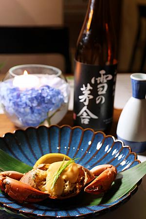 本日は会席料理仕立てで、さまざまな和食もテーブルをにぎわせます。そんな料理の数々に華を添えるのが、日本から運ばれた日本酒の数々です。