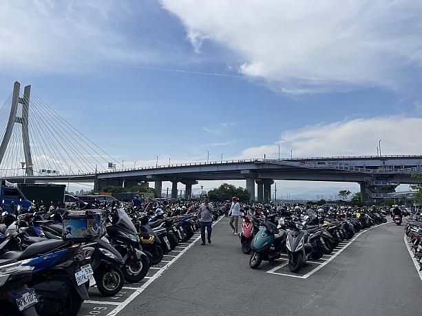 「重新橋觀光市集」は台北からすぐお隣の新北市三重区の堤防内にあります。バイクの駐車場は市場に近い位置から次々と埋まっていき、ほぼ満車状態。パッと見てすぐ帰る方々も多くいたので、駐車場の回転は早い！
