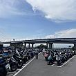 「重新橋觀光市集」は台北からすぐお隣の新北市三重区の堤防内にあります。バイクの駐車場は市場に近い位置から次々と埋まっていき、ほぼ満車状態。パッと見てすぐ帰る方々も多くいたので、駐車場の回転は早い！