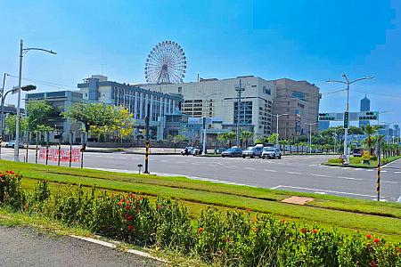 のんびりと輕軌で高雄の風景を巡りながら、最寄り駅「輕軌前鎮中華站」に到着。夢時代ショッピングモールと大きな観覧車を横目に市場に向かいます。