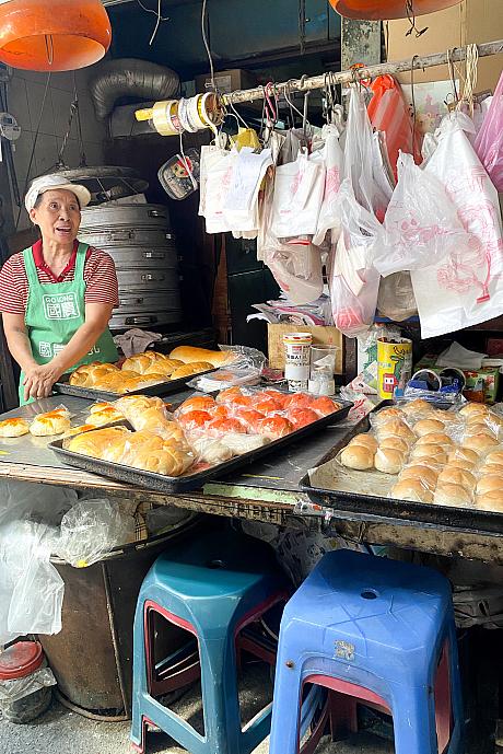 昱豊ベーカリーの女将はとても親切で、たくさんの愛情をこめたパンを試食させてもらいました。