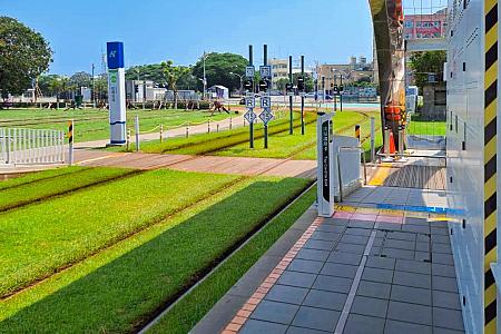 のんびりと輕軌で高雄の風景を巡りながら、最寄り駅「輕軌前鎮中華站」に到着。夢時代ショッピングモールと大きな観覧車を横目に市場に向かいます。