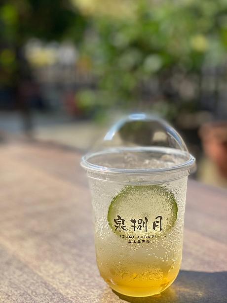これは暑さをしのぐすっきりとした<b>桂花檸檬氣泡飲</b>(キンモクセイレモンソーダ)。灼熱の夏日には最適な暑さ対策アイテムで、おいしい上にインスタ映えもするので、おすすめです。