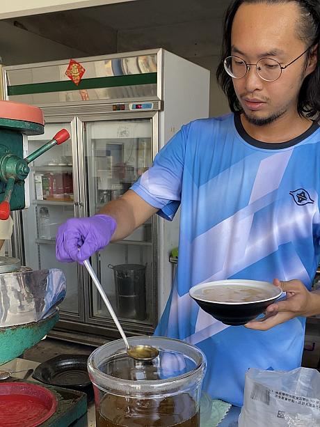 このお店の核となるのは店主・邱建翰さんが試行錯誤して作り上げたというキンモクセイシロップ。ひんやりとしたかき氷の上に甘すぎないキンモクセイシロップをかけてくれるのですが、これが爽やかな甘さなんです。
