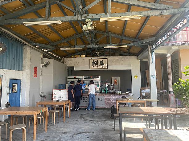 「泉捌月」は昔の台湾を彷彿とさせる雰囲気が漂います。木製のテーブルと椅子を見ると、子供の頃、家族でアイスを食べた温かい思い出したというのは、台湾人クラスメートの感想。また、店内はとても広く、大人数でもゆったりとくつろぐことができます。