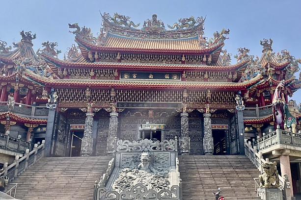 高雄市前鎮区にある前鎮第二公有市場から徒歩で約五分、現地の人々に親しまれるお寺「前鎮鎮南宮」に行ってみました。前鎮鎮南宮は創建300年以上の歴史ある寺で、関聖帝をはじめ多くの神々がまつられており、平安、健康、仕事、財運など、様々な神様のご加護を祈ることができます。<br>今回は、地元住民からも篤く信仰されているこの廟で豪華な装飾を鑑賞しつつ、台湾の民間信仰について詳しく知ることができました。