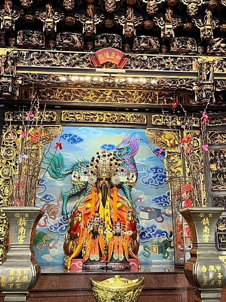 次は台湾で深く親しまれている郷土の守護神(土地神)です。<br>台湾人のクラスメートによるとコンビニの数と同じぐらい、いろんな場所でまつられているそう！手前の二柱の神のうち、杖を持っている方は「土地公」とよばれ、土地と豊作を守り祝う神です。 元宝(昔のお金)をもっているのは「伯公」とよばれ富と繁栄の神とされています。