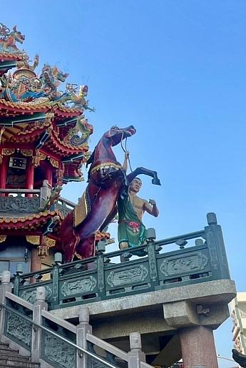 お寺に到着すると、すぐ目に入るのは豪華な外観！細かな装飾と彫刻に圧倒されます。では、一つずつ楽しみながら見ていきましょう。