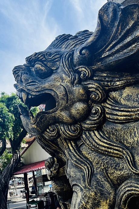 まず入り口では、このお寺を守っている獅子が訪れる人々をお出迎え！
