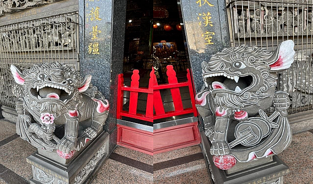 廟に入る扉の前には2匹の獅子の門番がいます。口の中入っている石球は、彫刻前に口の中に石を残しておいて、最後に削られたそう。 後から詰められたわけではありません。彫刻家の技術力にびっくりです！