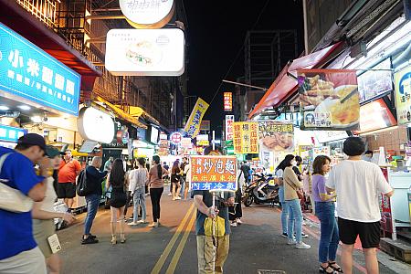 台北ではもう見られなくなった看板を持って宣伝を頑張る光景も「逢甲夜市」なら見られます！