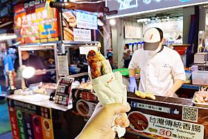 六合夜市へ行くと必ず食べる「高雄盛奕大腸包小腸」。日本語もちょっと話せますよ～！