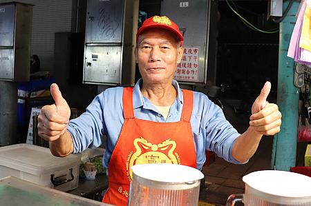 観光客慣れした店主が多い寧夏夜市。カメラを向けると愛嬌振りまいてくれる人多し♡