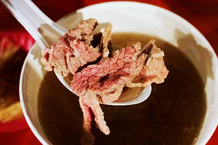 台南名物の「牛肉湯」も夜市で食べられるのが花園夜市の魅力のひとつ！