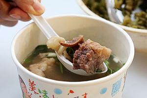 種類の薬膳スープと滷肉飯(魯肉飯/ルーローファン)が楽しめる「藥燉排骨湯」もビブグルマン常連！