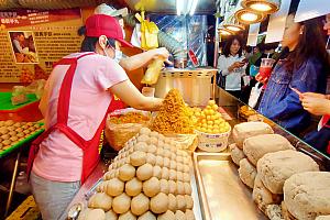 「劉芋仔蛋黃芋餅」も行列必須の人気店。タロ芋の甘さと肉鬆のしょっぱさの取り合わせが斬新です