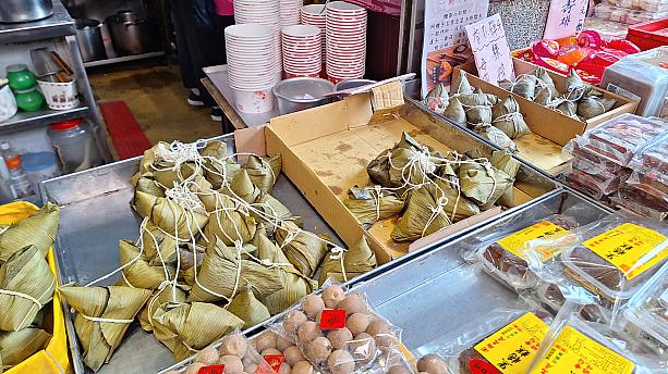 海外のツーリストは「鹼粽」を「鹹粽」と見間違えることも多いのですが、「鹼」はアルカリという意味で、「ジエン」と読みます。しょっぱいという意味の「鹹(シエン)」じゃないですよ～！ちなみに「鹼粽」単体でも販売しています。