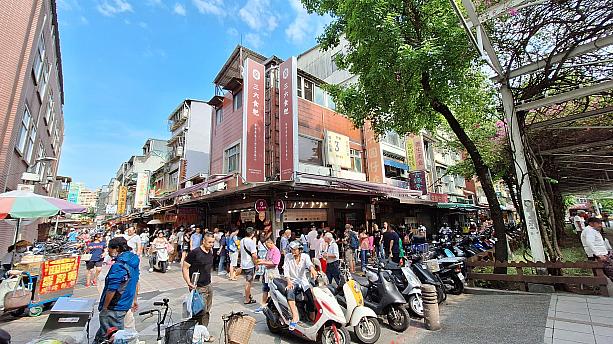 元々大人気のお店ですが、今まで見たこともないほどの行列……。
