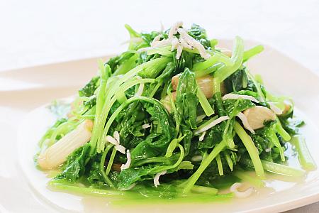<b>莧菜小魚300元</b><br><b>ヒユナと小魚のあっさり炒め</b><br>日本では馴染みの薄いヒユナ「莧菜」。鉄分やβカロチン、カルシウムなど豊富な栄養素を含むヘルシー野菜です。クセがなく、シラスの塩味が味のアクセントに。あっさりとした味わいとシャクシャク感が楽しめます。