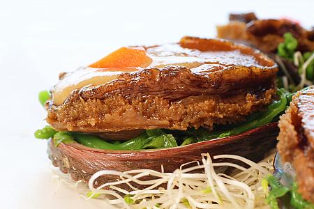 「過貓」はワラビに似たクワレシダと呼ばれる山菜の一種。クセはなく、ややねっとりとした食感が特徴です。厳選した若い芽を使っているからとっても柔らか！酢味噌という和テイスト感じる味わいも「欣葉」の台湾料理ならでは⁉