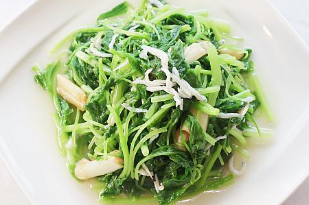 <b>莧菜小魚300元</b><br><b>ヒユナと小魚のあっさり炒め</b><br>日本では馴染みの薄いヒユナ「莧菜」。鉄分やβカロチン、カルシウムなど豊富な栄養素を含むヘルシー野菜です。クセがなく、シラスの塩味が味のアクセントに。あっさりとした味わいとシャクシャク感が楽しめます。