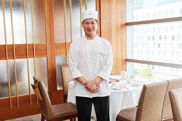 「欣葉 信義A9店」を取り仕切る総料理長の張明和シェフ。台湾野菜のことをいろいろ教えてくれました！それから裏メニューのことも。「欣葉では材料さえあれば、お客様の要望にお応えしてカスタムメニューをお出ししています」とのこと。メニューになくても「こんなの食べたい！」ってスタッフに訊ねてみてください。価格も「一般の値段」で対応してくれるそうですよ。