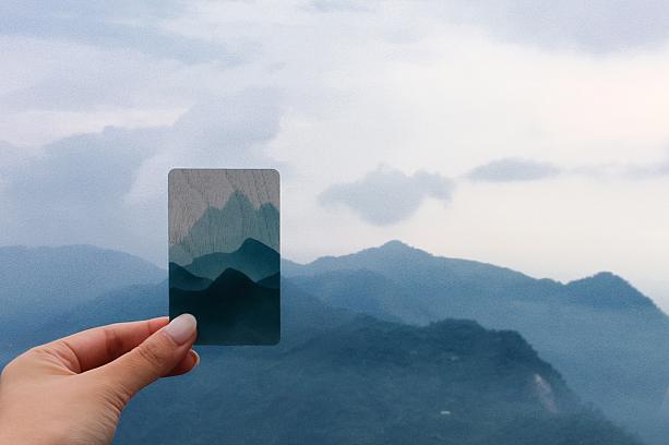 眼下には美しい雲海が広がります。まるで絵に描いたような絶景が。ほら、イラストとぴったり重なった。すごくないっ？？