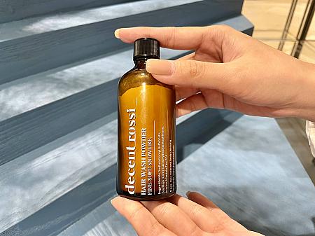 ベビーピンクのパッケージが愛らしい「decent rossi」は皮膚炎だった薬剤師の女性がプロデュースするブランド。天然成分が使用され、Ecoの観点からリサイクルボトルが採用されています