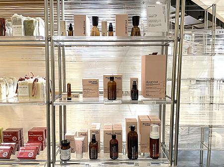 ベビーピンクのパッケージが愛らしい「decent rossi」は皮膚炎だった薬剤師の女性がプロデュースするブランド。天然成分が使用され、Ecoの観点からリサイクルボトルが採用されています