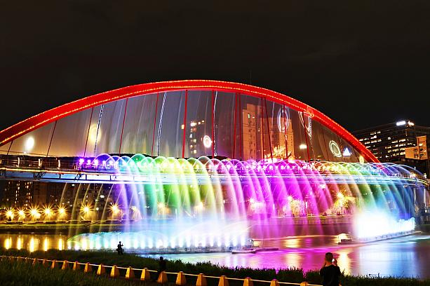 台北市民の憩いの場であり、台北の観光スポットでもある彩虹橋をキラキラとライトアップ。