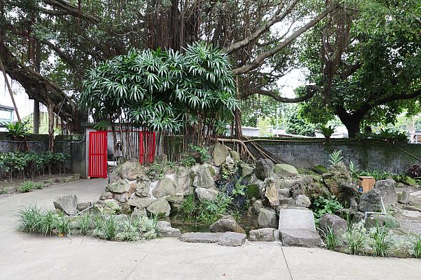 前庭には日本風の池が。池の周囲に使われているのは、澎湖(ポンフー)島から運んだ咾咕石(サンゴ岩)なんだとか。