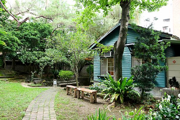 門を抜けた先にある建物は日本風木造住宅で、現在は台北市の古跡に指定されています。