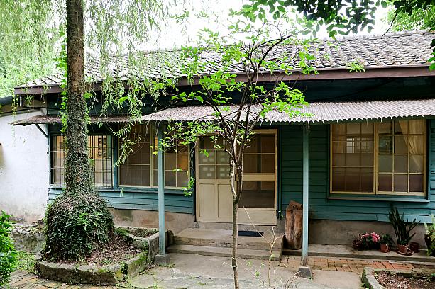 そんな彼の旧邸宅がここ。袋小路の先にあり、一時は政府関係者が監視のために門前の道を塞いでいたこともあるとか。
