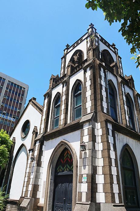 長安東路と林森北路の交差点に鎮座するのが「中山基督長老教会」です。大正町に暮らす日本人のために建てられた「大正町教会」が前身です。