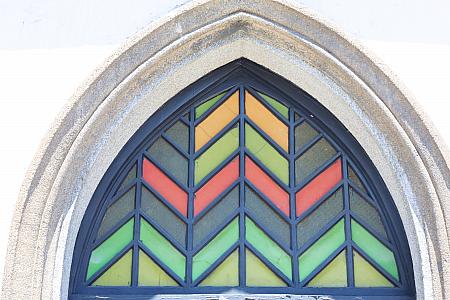 ゴシック調の建物は上から見ると左右対称の十字型をしているんだとか。ドアや窓は先端が尖ったアーチ型(尖塔アーチ)。色の異なる切石が組まれ十字になったた壁や柱にも注目です。