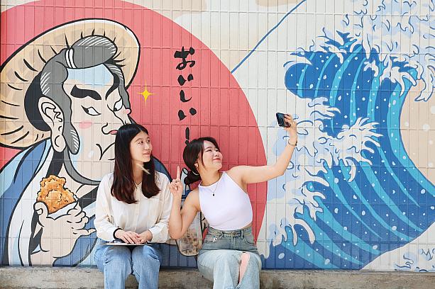 このウォールは今、台北で開催中のイベント「LOVE遊台北」の対象地点でもあります。設置されたQRコードを読み取ってポイントをゲットすれば、優待を受けたり、プレゼントが当たったりしちゃうかも？