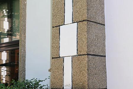 ゴシック調の建物は上から見ると左右対称の十字型をしているんだとか。ドアや窓は先端が尖ったアーチ型(尖塔アーチ)。色の異なる切石が組まれ十字になったた壁や柱にも注目です。
